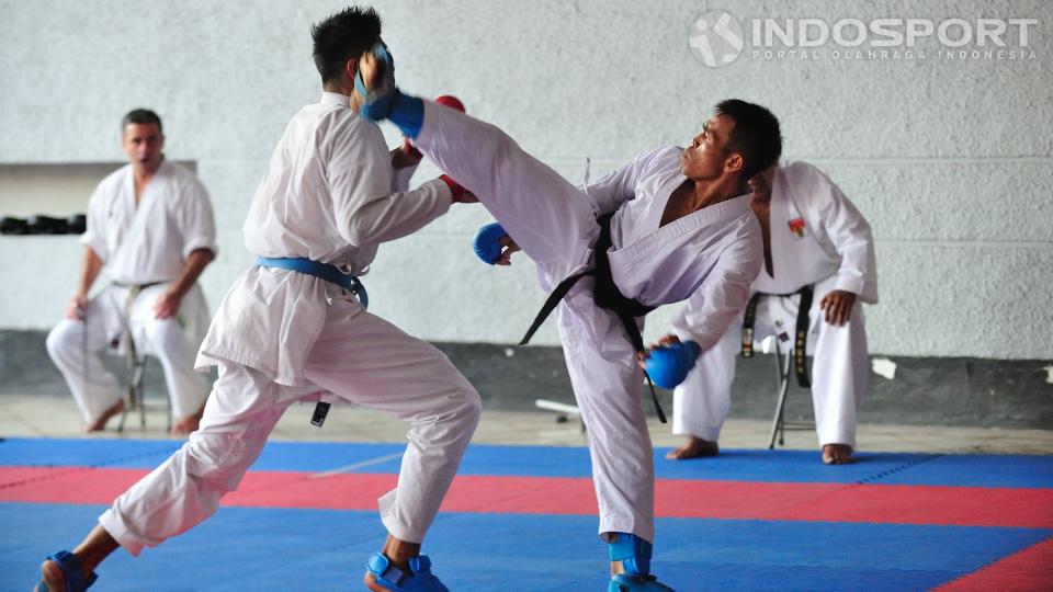 Karateka Indonesia, Suryadi mengarahkan tendangan ke arah kepala Hendro Salim pada saat latih tanding di kawasan Gelora Bung Karno. - INDOSPORT